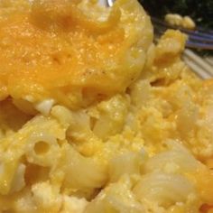 a plate with macaroni and cheese on it