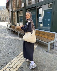 Hijabi Daily Outfits, Hijab Sneakers Outfit, Abaya And Sneakers Hijab Outfit, Minimal Hijab Style, Minimal Hijab Outfit, Hijab Chic Outfit, Timeless Hijab Outfits, Street Hijab Fashion Casual, Desi Fits With Hijab