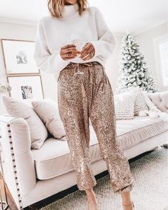 Christmas Outfits Dressy, Holiday Party Outfit Christmas, Christmas Outfit Inspiration, Casual Christmas Party Outfit, Estilo Olivia Palermo, Cute Christmas Outfits, Christmas Party Outfit, Christmas Outfits Women, Sequin Pants