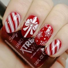 winter-nails-cute-designs-red-gift white-glitter Nail Designs Winter, Sparkly Nail Designs, Winter Nails Christmas, Nails Festive, Festive Nails, Long Square Nails, Elegant Nail Art, Festive Nail Art, Gold Glitter Nails