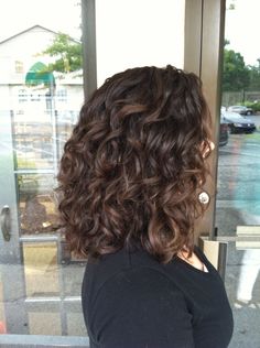 Type 2c Curly Hair Haircut, Short Hair For Wavy Hair Naturally Curly, Dark Hair Highlights Curly, Shoulder Length Curly Bob Hairstyles, Short Curly Hair Shoulder Length, Perm Shoulder Length Hair, Collarbone Length Curly Hair, Shoulder Length Curly Haircut, Short Curly Hair With Highlights