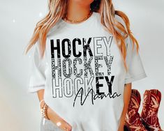 Hockey Shirt Ideas, Hockey Mom Shirts, Hockey Mom Shirts Cricut, Hockey Mom Sweatshirt, Funny Hockey Mom Shirts, Grunge Aesthetics, Tee Shirt Hockey, Mom Pride, Hockey Shirts