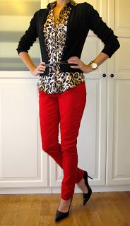 Cute Outfit I've got the red pants need the animal print shirt Red Pants Outfit, Mode Tips, Red Jeans, Red Pants, Red Outfit, Wearing Red