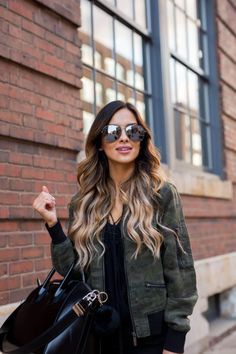 Trending: Camo Chic. - Mia Mia Mine Camo Jacket Outfit, Mia Mia Mine, Mia Mia, Givenchy Antigona, Black Aviator Sunglasses, Street Style Grunge, Blogger Outfits, Outfits 2017, Jeans Black