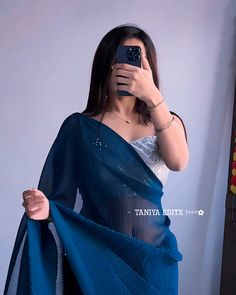 Sari Pose, Fancy Sarees Party Wear, Pakistani Fashion Casual, Desi Fashion Casual, Saree Designs Party Wear