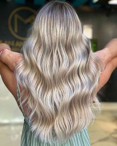 platinum blonde hair with caramel lowlights Platinum Blonde Hair With Lowlights Fall, Caramel Lowlights, Cool Blonde Balayage, Cool Blonde Highlights, Dimensional Hair Color, Blonde Balayage Hair, Platinum Blonde Balayage, Balayage Hair Color Ideas, Pearl Blonde