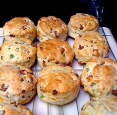 there are many biscuits on the cooling rack