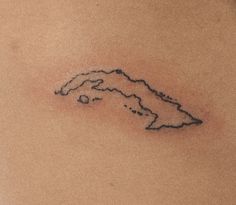 a tattoo on the back of a woman's stomach that is shaped like a map