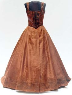 Dress of a girl from a grave in Boldva, Hungary, 16th century. National Museum of Hungary. Hungarian Dress, 1600 Fashion, Hungarian Clothing, Hungarian Girl, 1500s Fashion, Extant Garments, Authentic Dress, 17th Century Clothing