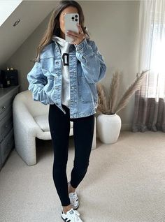 Outfit With Black Jeans Winter, Fall Outfits With Baseball Hats, Autumn Comfy Outfit, Casual Comfy Outfits For Women, School Run Outfit Mum Autumn, Ootd With Jacket, Fall Crewneck Outfit, Fall Outfit Ideas For Women Casual, 20 Celsius Outfit