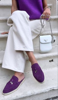 Trendy Heels, Italian Fashion Brands, Cashmere Outfits, Elegant Scarves, Italian Luxury Brands, Classy Shoes, Classy Work Outfits, Classy Casual Outfits