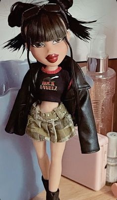 IG: gataalindaaa #bratz #bratzdoll #bratzjade Brats Halloween Costumes Diy, Jade Bratz Doll Outfits, Bratz Jade Hairstyle, Bratz Fashion Pixiez Breanna, Bratz Hair Styles, High Bratz Doll, Bratty Outfits, Bratz Hairstyles Dolls, Jade Bratz Outfits