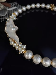 Beautiful choker necklace with white Majorca pearls. The necklace is in the classic 50s style and gives a touch of refined elegance to your look. The necklace is made with rough Majorca pearls, they are pearls with a glass heart and covered with shell substance, they have a perfect round shape and are very bright. The necklace has an adjustable lobster clasp with a 6cm extension. The necklace is asymmetrical thanks to the enamelled leaf component which gives a romantic and refined touch. The necklace is twisted, holds its shape perfectly but at the same time sits perfectly on the neck. This type of necklace is very versatile, suitable for every day but at the same time it is perfect for an evening dress for a special occasion. This pearl necklace cannot be missing from your jewelry collect Classic White Pearl Choker Necklace, Elegant Single Strand Bridal Necklace For Wedding, Elegant White Pearl Charm Choker, Elegant White Choker With Pearl Charm, Elegant White Choker Necklace, Pearl White Pearl Necklaces For Party, Formal White Pearl Bracelet With Pendant, Elegant Pearl White Bridal Necklace For Anniversary, Party Pearl White Necklace With Pearl Charm