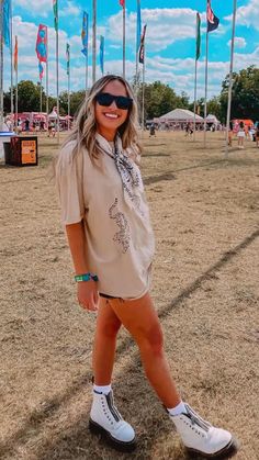 Fall Music Festival Outfit, Outfit Ideas Doc Martens, Austin City Limits Outfit, Urban Outfitters Fall, Music Festival Outfit Ideas, Austin City Limits Festival, Concert Crowd, Martens Outfit