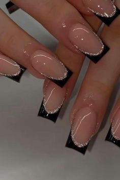 Saia do básico e torne-se uma profissionalunhas decoradasunhas de gelunhas elegantesunhas detalhadasDiseños de uñas bonitos y elegantes que serán tendencia este año Fancy Black French Tip Nails, Nail Ideas With Black Dress, Ballerina Nails Black French, Black Dress Nails Ideas, Birthday Nail Inspo Almond, Nails For Prom Black Dress, Black French Tip With Glitter, Nails For A Black Dress