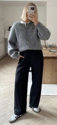 Street Style 2024 Winter Comfy Autumn Outfits Casual, Autumnal Outfits 2024, Simple Outfits Autumn, Dinner Outfits Autumn, Copenhagen Office Outfit, Winter Fashion Basics, Womens Autumn Outfits 2024, Winter Minimalist Outfit Cold Weather, Amsterdam Outfits Fall