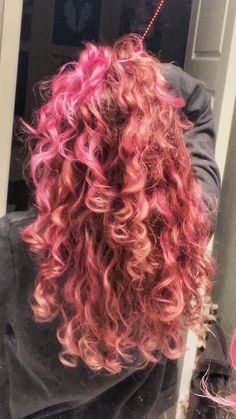 Curly Pink Hair, Pink Curly Hair, Pink Hair Streaks, Curly Hair Inspo, Harajuku Hair, Hairdos For Curly Hair, Peinados Fáciles Para Cabello Corto, Dye My Hair