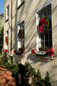 Brick Colonial House, Window Wreaths, Outdoor Window Decor, Boxes Decoration, Christmas Window Boxes, Quotes Valentines Day, Christmas Window Decoration, Flocked Tree, Christmas Window Decorations