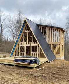 a house under construction with a roof that has been pitched into the ground and is being built