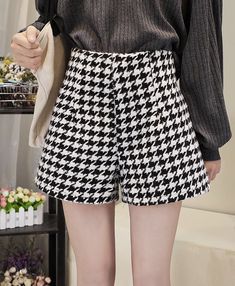 Black And White Wide-Leg Houndstooth Shorts | Jisoo - BlackPink M Casual Houndstooth Pattern Bottoms For Winter, Casual Houndstooth Bottoms For Work, Casual Houndstooth Pattern Bottoms For Spring, Black Houndstooth Bottoms For Winter, Trendy Houndstooth Pattern Bottoms For Summer, Casual Houndstooth Workwear Bottoms, Spring White Houndstooth Bottoms, Chic White Bottoms With Houndstooth Pattern, Casual Houndstooth Bottoms For Summer