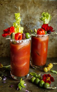 Roasted Red Pepper Bloody Marys Breakfast Entertaining, Vegetable Cocktails, Best Summer Cocktails, Boozy Brunch, Kale Smoothie, Cocktails Bar, Allergy Free Recipes, Roasted Red Pepper, Delicious Cocktails