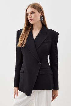 A True Embodiment Of Sleek Sophistication, Crafted With Luxurious Viscose Fabric, This Blazer Exudes A Refined Elegance. A Strong Shoulder Design Adds Elements Of Power And Confidence, Matched With Notched Lapels And Flap Pockets For A Traditional Touch. This Blazer Is A Timeless Staple That Can Be Style With Countless Outfits.Viscosenotched Lapelsstrong Shoulderslong Sleeveflap Pockets Boss Lady Style, Oversized Blazers, Boss Style, Soft Tailoring, Strong Shoulders, Spring 2025, Lady Boss, Lapel Blazer, Tailored Blazer