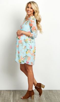 Spring is finally here with this maternity dress! A gorgeous floral print will give you a fresh new look to wear this season, while a soft chiffon fabric will easily accommodate your growing belly. Simply style this dress with wedges or heels for date night, or keep it casual with your favorite pair of sandals. Chiffon Maternity Dress, Pregnancy Ideas, Vintage Maternity, Pinkblush Maternity, Pregnancy Style, Maternity Outfits, Trendy Maternity, Maternity Style, Comfortable Bras