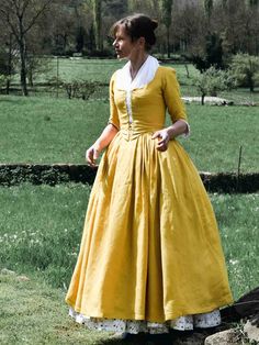 Découvrez l'élégance du passé avec LOUISE, robe à l'Anglaise 18ème siècle, en lin jaune tournesol. Ce vêtement historique méticuleusement confectionné est une reproduction fidèle de la robe anglaise portée en Europe occidentale et en Amérique dans les années 1770-1785. Chaque robe est coupée et cousue avec précision, en respectant les caractéristiques qui ont fait de ces robes un symbole de grâce et de style au 18ème siècle.

La robe 18ème siècle, en lin jaune tournesol, est un vêtement en une s 18th Century Pastoral Dress, 18th Century Fashion Peasant, 18th Century Dress Pattern, 1770s Dress, 1700s Dresses, English Gown, 18th Century Dresses, English Dress, Colonial Dress