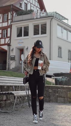 Amusement Park Outfit Autumn, Black Pants And Converse Outfits, Black High Top Outfit, Vans High Top Sneakers Outfit, Cold Summer Outfit Casual, Women Converse Outfit, High Top Vans Outfits For Women, Outfits With Hightop Converse, Outfits To Wear With Converse High Tops