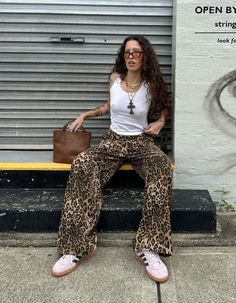 Animal Prints Outfit, Lepord Print Outfit Ideas Aesthetic, Leopard Style Outfits, Leopard Print Pants Outfits, Leopard Print Shirt Outfit, Leopard Print Outfits Aesthetic, Leopard Print Jeans Outfit, Cheetah Pants Outfit, Print Jeans Outfit