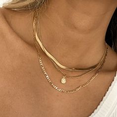 Good Layered Necklaces, Jellewery Aesthetic, Good Layered Necklace, Gold Dainty Jewelry Aesthetic, Good Necklace Stack, Everyday Gold Necklace Stack, Cute Gold Jewelry Aesthetic, Gold Jewelry On Pale Skin, How To Style Gold Jewelry