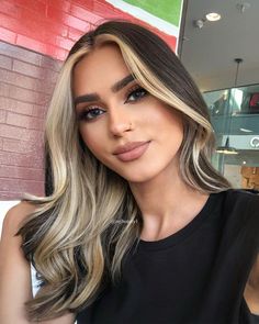 Upcoming Hair Trends 2023, Brunette Face Frame Balayage Hair, Bottom Blonde Top Black Hair, Dyed Hair Trends 2023, Money Piece In Ponytail, Low Maintence Hair Color For Brunettes, Dark Brown Hair With Blonde Halo, Blonde Halo On Dark Hair, Haircuts For Broad Shoulders