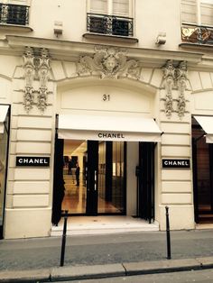 Chanel 31 Rue Cambon Paris Store, Chanel Rue Cambon Paris, Paris Stores Boutiques, Chanel Aesthetic Store, Paris Chanel Store, Chanel Brand Aesthetic, Chanel Paris Aesthetic, Chanel Store Paris, Chanel Aesthetic Vintage