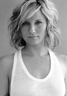 Are you thinking of going short? These 25 short hairstyles just might convince you and make you want to cut your hair. From curly and straight, to bangs and no bangs - get some fabulous ideas for a short hairstyle. Short Wavy Hairstyles For Women, Short Wavy Hair, Short Wavy, Hair Pictures