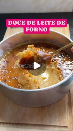 a person stirring food in a pot on a cutting board with the words doce de lette de formo