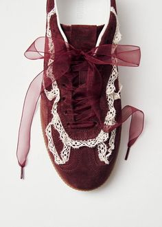 Sneakers Fall 2024, Thrifted Shoes, Fall Fashion Shoes, Shoes For Fall, Burgundy Sneakers, Fall Sneakers, Camila Morrone, Burgundy Shoes, Mode Inspo