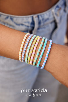 Summer Vibes Bracelets, Trendy Friendship Bracelets, Coconut Girl Aesthetic Bracelets, Girls Summer Aesthetic, Pastel Bracelets, Beaded Bracelet Ideas, Puravida Bracelets, Bracelet Preppy, Aesthetic Coconut