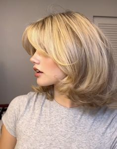 Layered Shorter Hair, Short Layers Shoulder Length Hair, Fall 2023 Hair Trends Short, Face Framing Pieces Short Hair, Midi Flick Hair, 90s Haircut With Bangs, Short Cut With Layers, Short Blonde Hair Layers, Short Blowout Hair