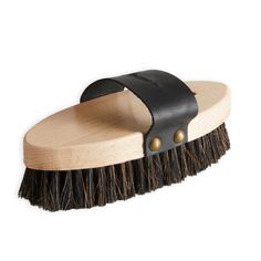 Nos concepteurs cavaliers ont développé cette brosse pour dépoussiérer et lustrer la robe de votre cheval en fin de pansage. Elle s'utilise après le bouchon. Notre brosse douce SENTIER est en bois respectueux de l'environnement et poils naturels. La poignée en cuir assure un bon confort !. Bois et poils naturels. Wooden Brush, Horse Gear, Horse Care, Horseback Riding, Hair Designs, Horse Riding, Decathlon, Leather Handle, Equestrian