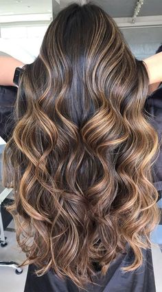 Hair Color Ideas 2023 Trends Brunette, Brunette Colour Melt, Colored Highlights In Dark Brown Hair, Hairstyles For Spring 2023, Colors That Look Good With Brown Hair, Good Highlight Colors For Brown Hair, New Hair Color Trends 2022 Brunette, New Hair Colors For 2023, Mocha Caramel Balayage