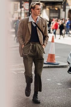 London Fashion Week Men's 2019 | British Vogue Vogue London, London Fashion Week Street Style Men, Mode Style Anglais, London Fashion Week Mens, Tokyo Street Fashion, Vintage Man, Formal Mens Fashion, Mens Fashion Classy, Looks Street Style