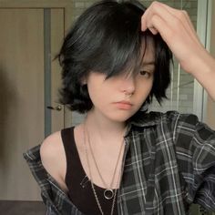 Short Woftcut For Girl, Shirt Jellyfish Haircut, Tomboy Haircut For Round Faces, Tomboy Ondulado, Medium Hair Undercut, Short Hush Cut With Bangs, Tomboyish Haircut, Grunge Haircuts Short, Short Hair Cuts With Layers