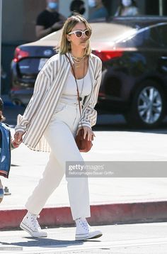 Jessica Alba 2023, Poplin Shirt Outfit, White Converse Outfits, Best White Sneakers, Jessica Alba Style, Stamp Of Approval, Mommy Outfits, Famous Outfits, Mum Fashion