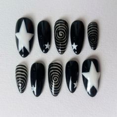 Nail Designs Grunge Aesthetic, Black Base Nails, Emo Summer Nails, Simple Aesthetic Nail Designs, Black Alt Nails, Whimsy Goth Nails, Cute Grunge Nails, Alt Nails Acrylics, Trendy Black Nail Designs