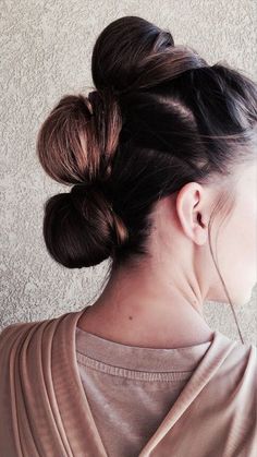 Do you live and breathe Star Wars and wish to embrace it 24/7? Here are some ideas to recreate your favorite character's outfits in a wearable and fashionable way. #starwars #costumes Princess Leia Buns, Star Wars Outfit, Birthday Star Wars, Princess Leia Costume