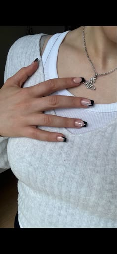 Short Nails Cross Design, Y2k Basic Nails, 2000s Grunge Nails, Emo Y2k Nails Short, Soft Grunge Nails Short, Grunge Coffin Nails, Nail Inspo Y2k Grunge, Grunge Winter Nails, Short Nails With Cross