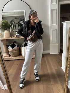 Nike Dunks Winter Outfit, Fall Nike Dunk Outfits, Panda Dunks Outfit Date Night, How To Style Nike Dunk Low Women, Nike Dunk Fall Outfit, Black Low Dunks Outfit Woman, Women Low Dunk Outfit, Low Top Nike Outfit, Fall Outfits Nike Dunks