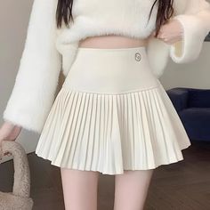 Versprühen Sie verspielten Charme mit diesem hochgeschnittenen Mini-Skort. Mit seinen scharfen Falten und der engen Taille verbindet er die kokette Ästhetik eines Rocks mit dem Komfort von Shorts. Perfekt für einen luftigen Tag oder eine stilvolle Lernsession. Sanfte Mädchenästhetik Unsichtbarer Verschluss an der Seite Empire Pattern, Patchwork Fashion, Crop Pullover, Under The Skirt, Corset Bustier, Winter Fabric, Patchwork Jeans, Aesthetic Look, Skirt Style