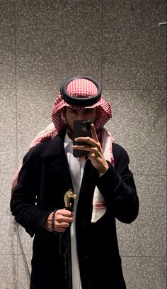 Sorban Arab, Nawal Sari, Lindsay Weir, Diy Fashion Photography, Saudi Men, Arab Men Fashion, Middle Eastern Men, Men Blonde Hair, Dubai Outfits