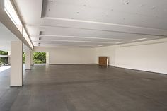 an empty room with white walls and ceilinging in the center is seen from across the room